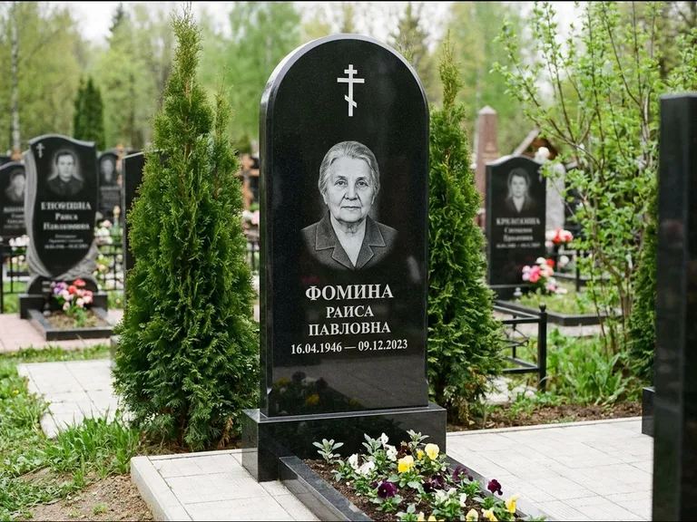 Памятник из чёрного гранита — вертикальная стела с латинским крестом, работа «Некрасова» в Москве
