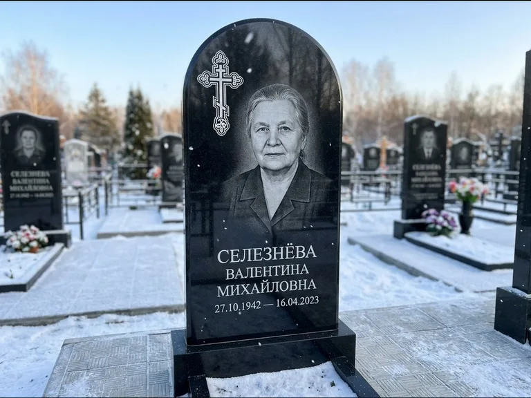 Памятник из чёрного гранита — массивная стела с крестом в лучах с крестом в лучах, работа «Одинцова» в Москве