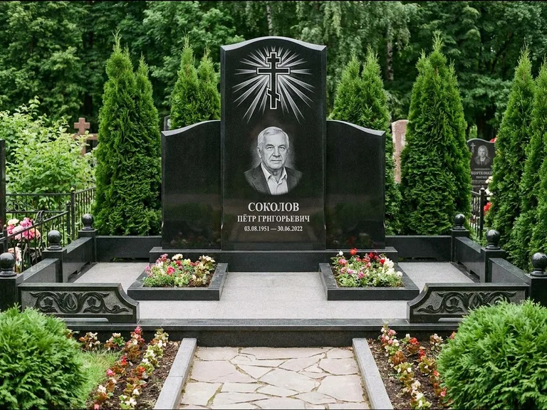 Памятник из чёрного гранита — низкая стела с крестом сбоку с золочёным крестом, работа «Верещагин» в Москве