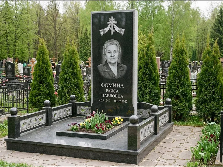 Памятник из чёрного гранита — семейный мемориал с ажурным резным крестом, работа «Мельникова» в Москве