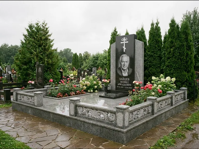 Памятник из чёрного гранита — стела с двумя портретами с крестом с рушником, работа «Богданов» в Москве