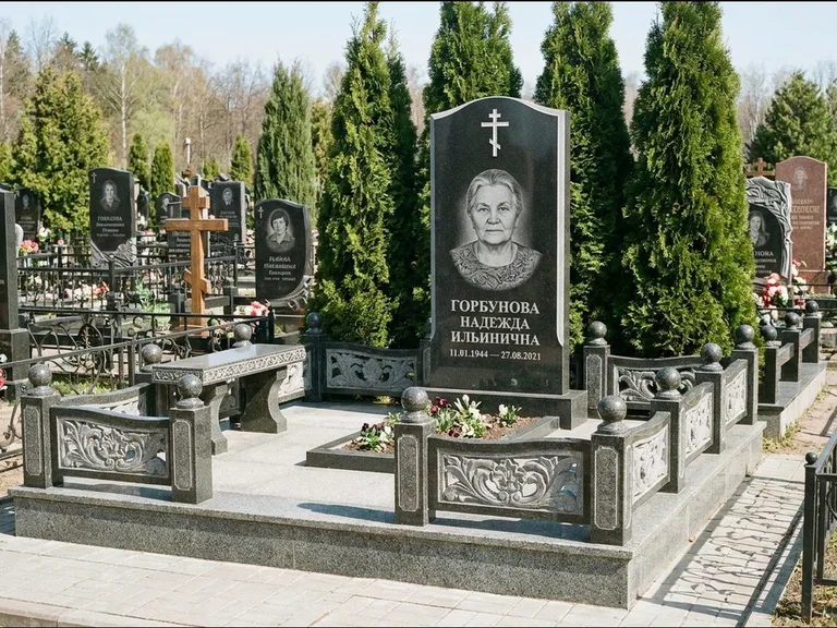 Памятник из чёрного гранита — стела с золочёным крестом с крестом с терновым венцом, работа «Селезнёва» в Москве