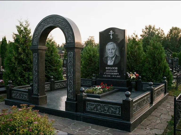 Памятник из чёрного гранита — высокая стела с процветшим крестом с православным восьмиконечным крестом, работа «Панкратов» в Москве