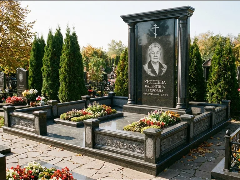 Памятник из чёрного гранита — стела с кельтским крестом с латинским крестом, работа «Ерофеева» в Москве