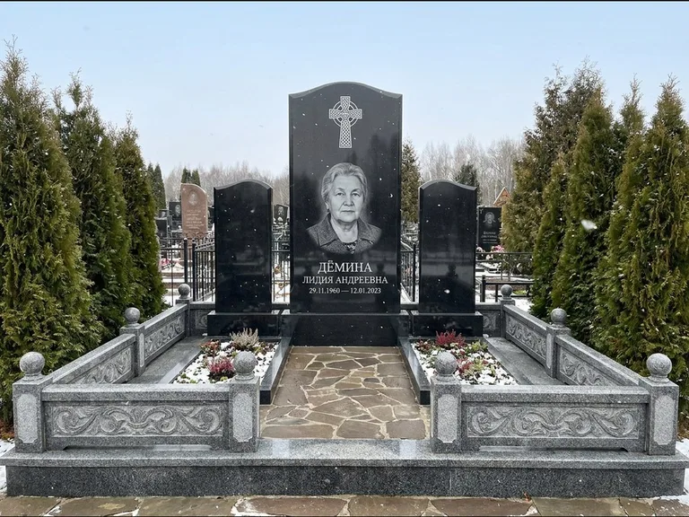 Памятник из чёрного гранита — стела с крестом и ветвью с кельтским крестом, работа «Лаврентьева» в Москве