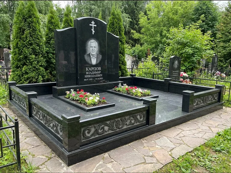 Памятник из чёрного гранита — двойная семейная стела с крестом на Голгофе, работа «Тихонов» в Москве