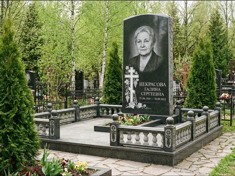 Памятник из чёрного гранита — стела с крестом и книгой с крестом с распятием, работа «Савельева» в Москве