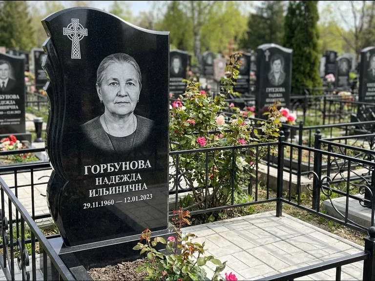 Памятник из чёрного гранита — высокий обелиск с кельтским крестом, работа «Одинцова» в Москве