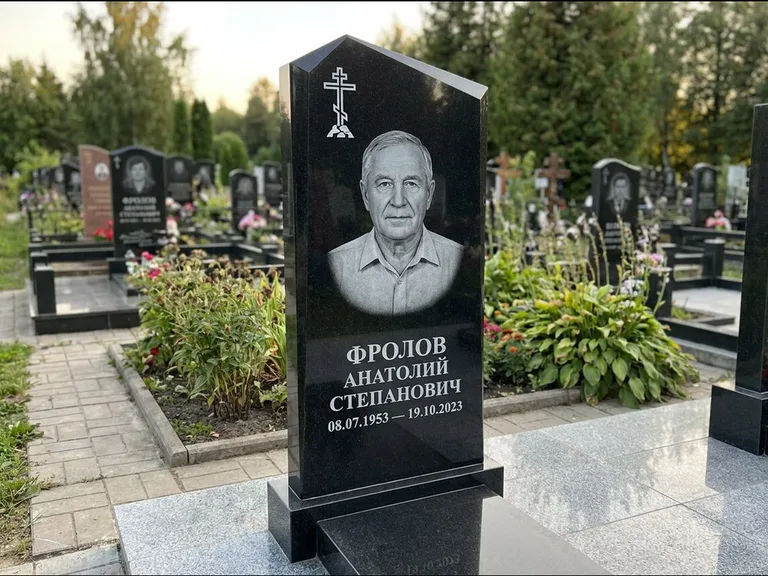 Памятник из чёрного гранита — стела со столиком и скамьёй с крестом на Голгофе, работа «Верещагин» в Москве