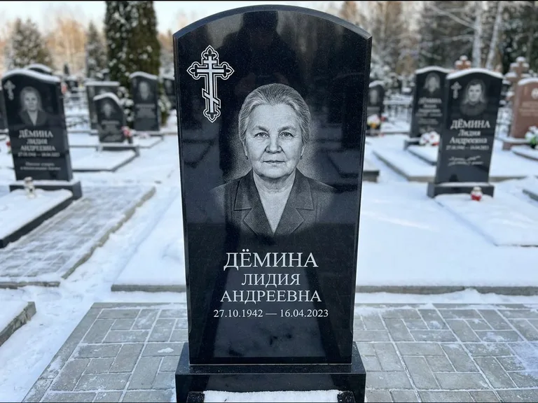 Памятник из чёрного гранита — стела домиком с крестом в лучах, работа «Селезнёва» в Москве