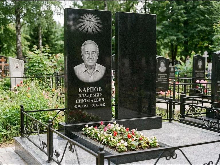 Памятник из чёрного гранита — ступенчатая стела с золочёным крестом, работа «Панкратов» в Москве