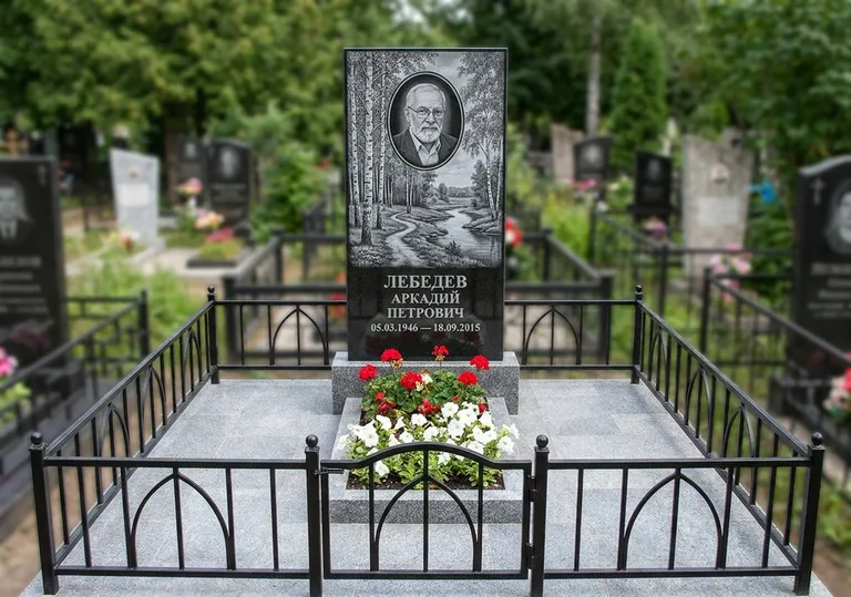 Памятник с гравировкой берёзовой рощи, портретом и надписью в Москве