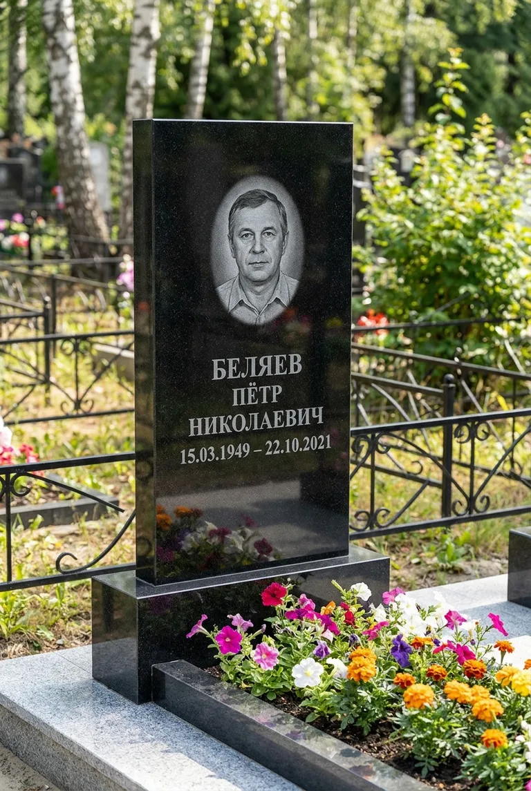 Вертикальный чёрный гранитный памятник под ключ с цветником в Москве