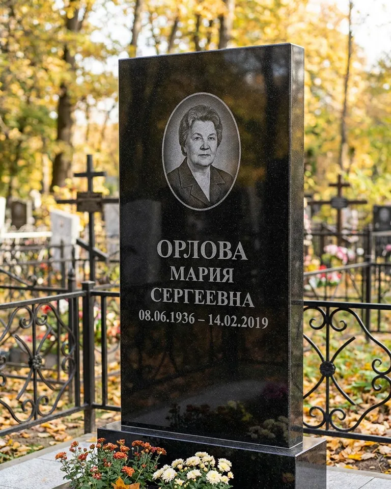 Вертикальный серый гранитный памятник под ключ, осень в Москве