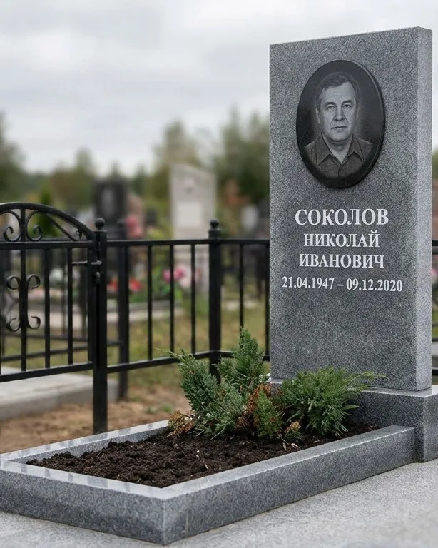 Чёрный памятник под ключ на гранитном цоколе в Москве
