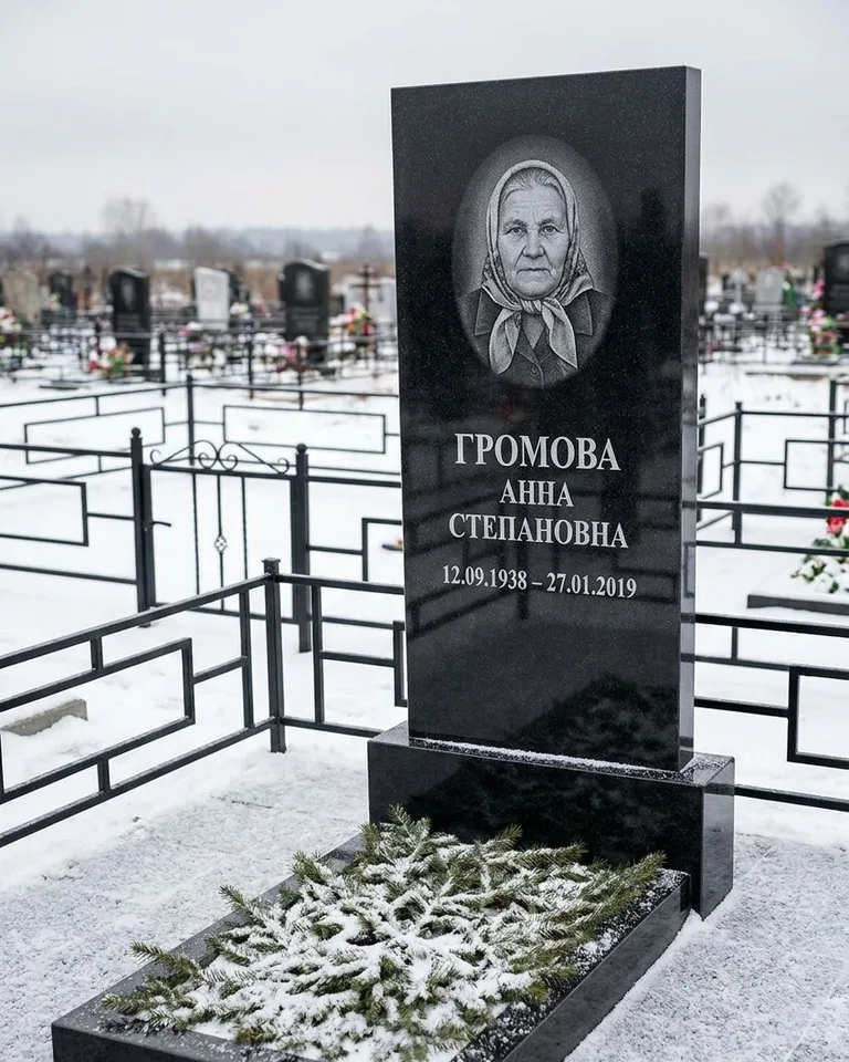 Простой вертикальный памятник под ключ зимой в Москве