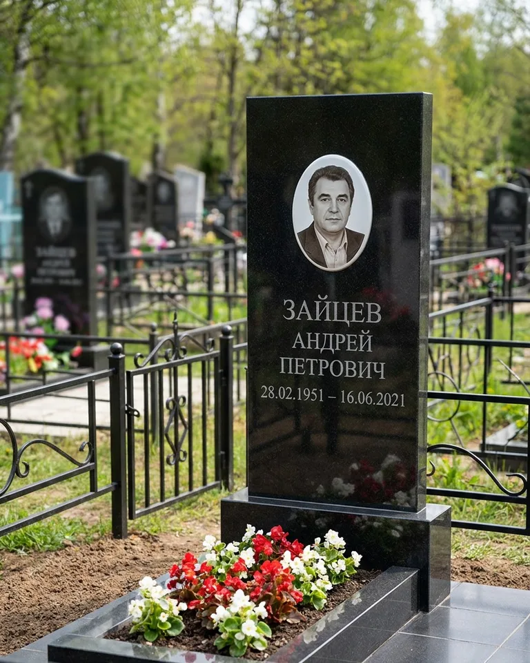 Памятник под ключ с гранитной вазой и цветами в Москве