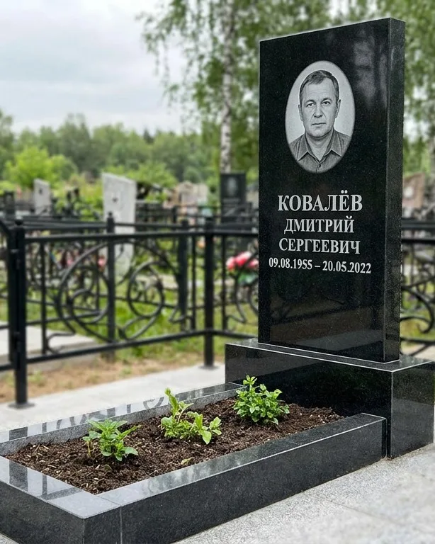 Горизонтальный серый памятник под ключ, осень в Москве