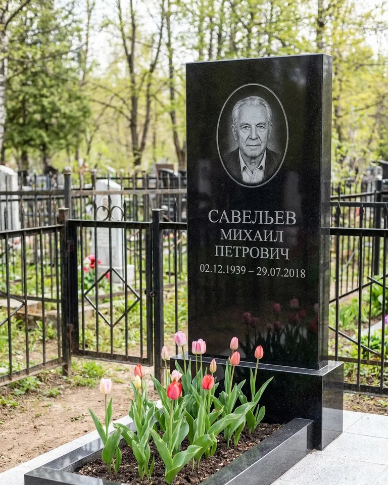 Горизонтальный памятник под ключ на гранитном основании в Москве