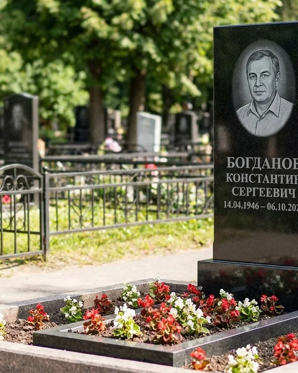 Низкий горизонтальный памятник под ключ с цветником в Москве