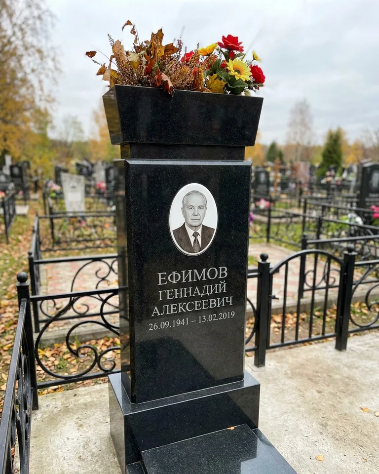 Двойной семейный памятник под ключ с портретами в Москве