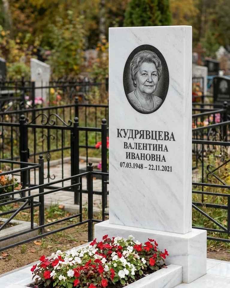 Двойной памятник под ключ с цоколем и плиткой в Москве