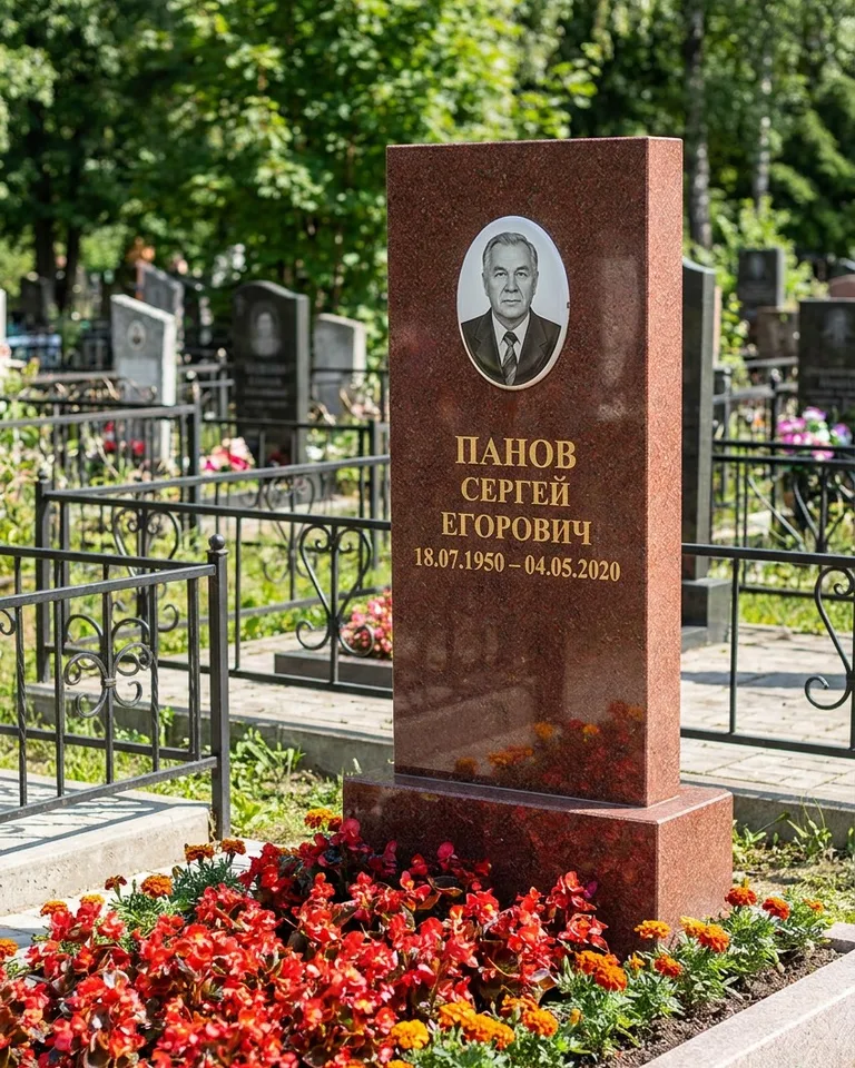 Двойной серый памятник под ключ с вазой в Москве