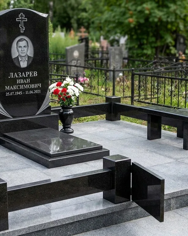 Памятник под ключ зимой с венком в Москве