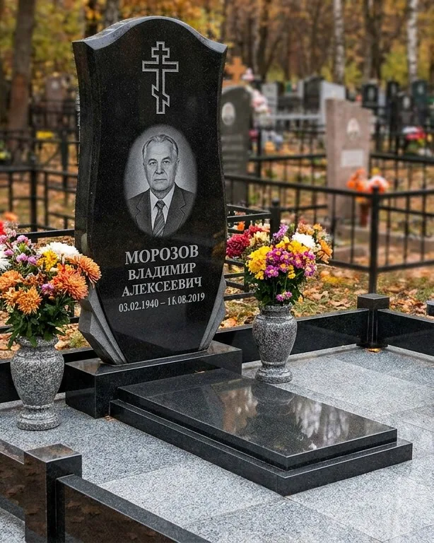 Памятник под ключ со скамьёй и мощением в Москве