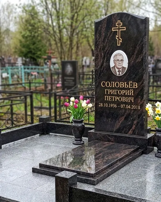 Памятник под ключ с гранитным цоколем и вазой, осень в Москве