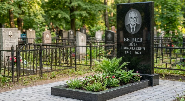 Памятник под ключ в Москве — гранитная стела с цветником и благоустройством, установлен под ключ
