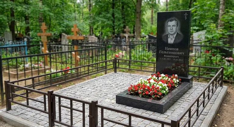 Памятник под ключ с цветником и благоустройством в Москве
