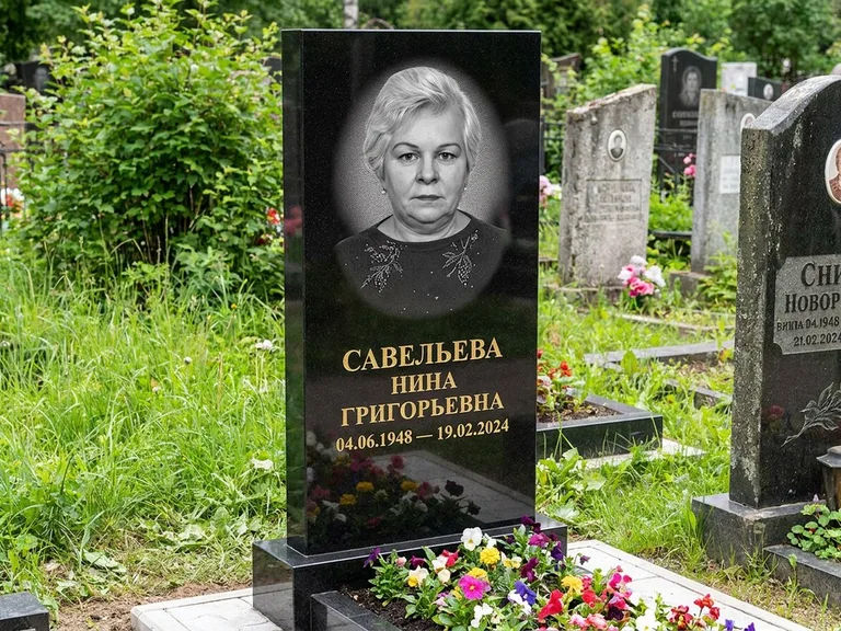 Портрет на памятнике в Москве — Паспортное фото восстановили и награвировали на чёрной стеле
