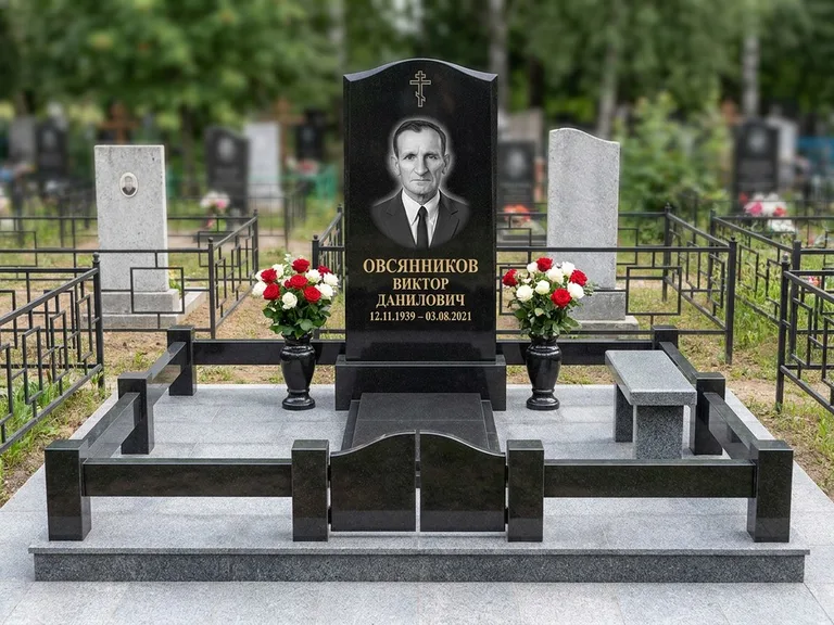 Портрет на памятнике в Москве — Старый снимок → гравировка на премиум-комплексе с плиткой и оградой