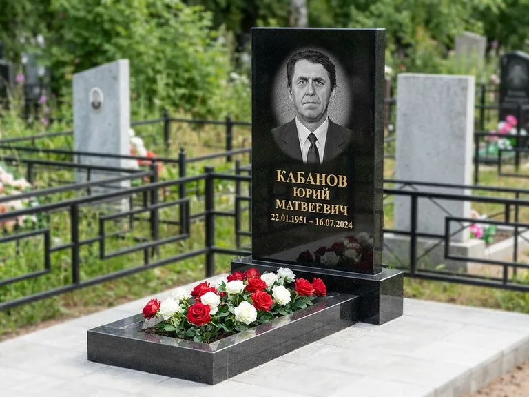 Портрет на памятнике в Москве — Старый снимок → гравировка на вертикальной стеле
