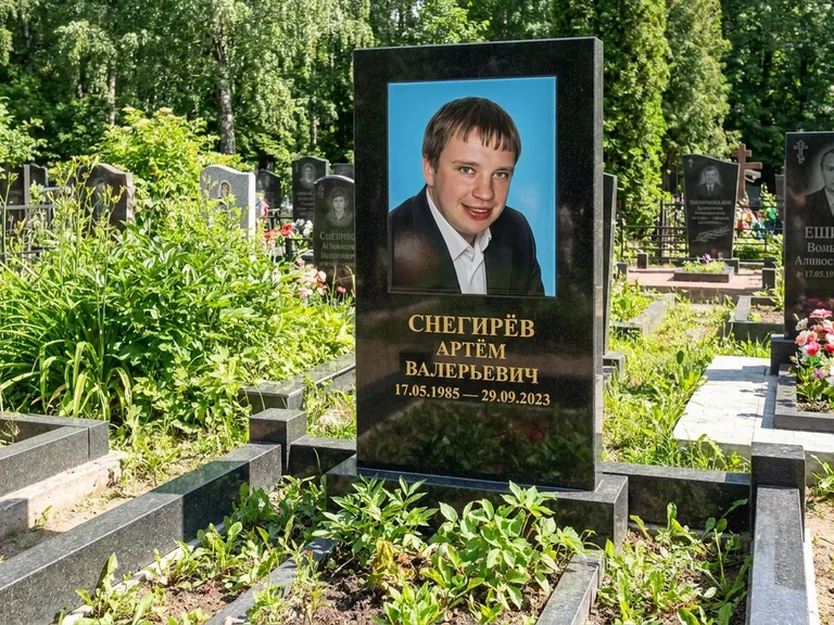 Портрет на памятнике в Москве — Цветное фото → прямоугольная фотокерамика на чёрном граните