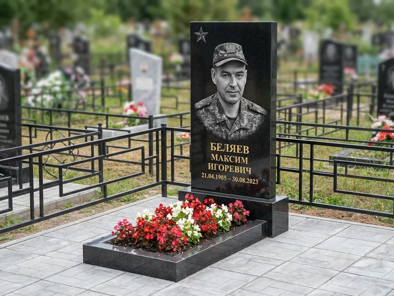 Портрет на памятнике в Москве — Военное фото → цветная фотокерамика, гравированная звезда