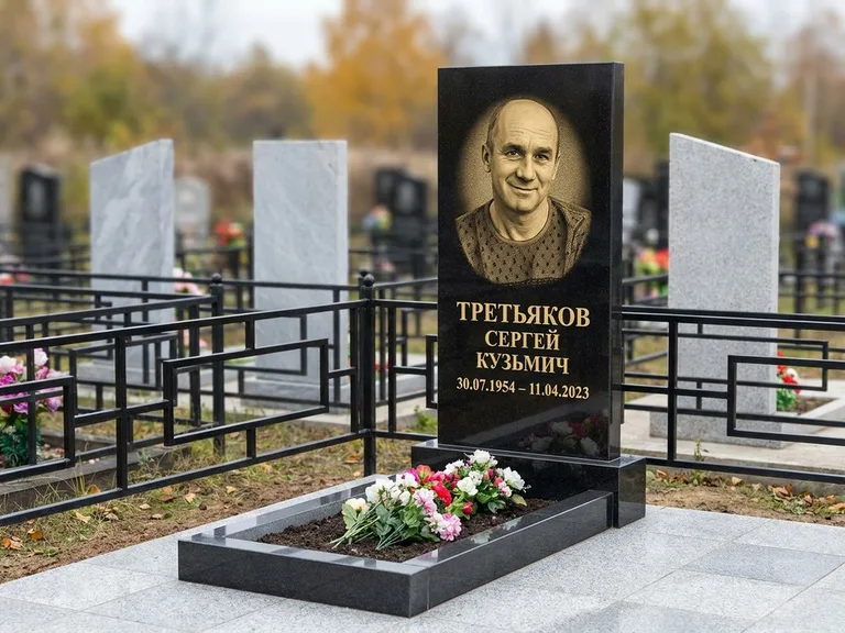 Портрет на памятнике в Москве — Восстановленный портрет → гравировка на вертикальной стеле