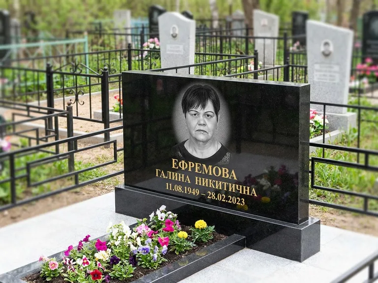 Портрет на памятнике в Москве — Ч/б портрет → гравировка на горизонтальном памятнике