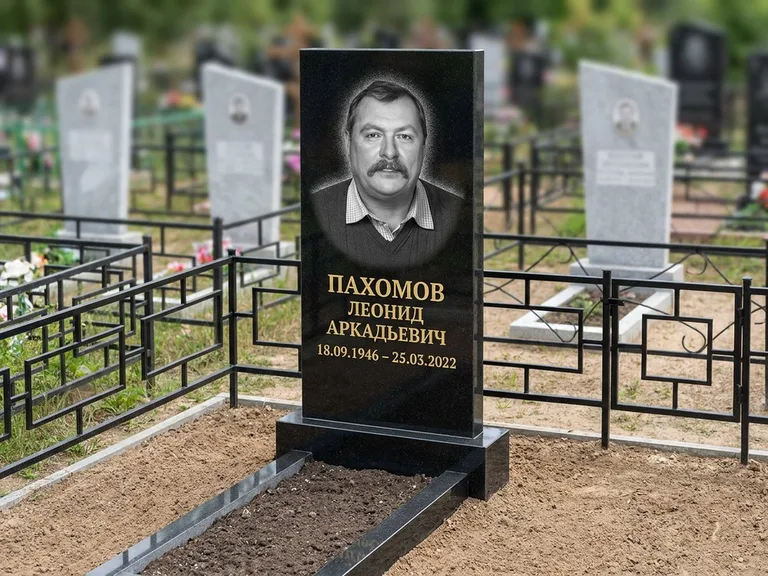 Портрет на памятнике в Москве — Маленькое фото → гравировка на простом бюджетном памятнике