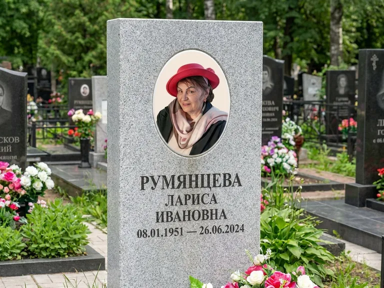 Портрет на памятнике в Москве — Цветной портрет → овальная фотокерамика на светлом камне