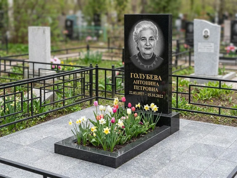 Портрет на памятнике в Москве — Выцветший скан восстановили и награвировали на стеле
