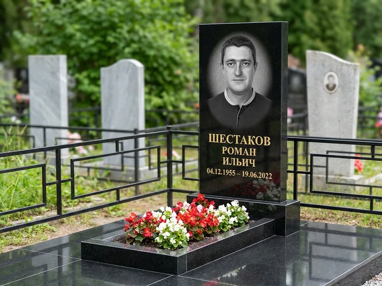 Портрет на памятнике в Москве — Ч/б портрет → гравировка на стеле