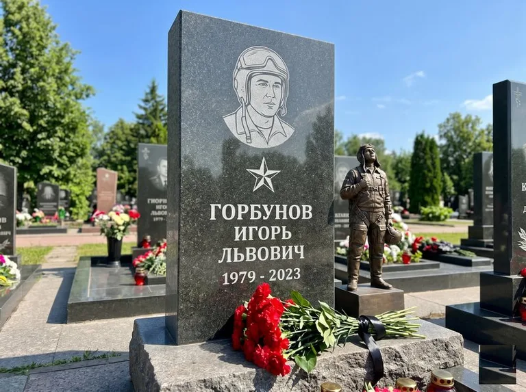 Гранитная фигура лётчика на памятнике военному со звездой в Москве