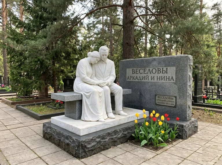 Мраморная скорбящая пара на эксклюзивном мемориале в Москве