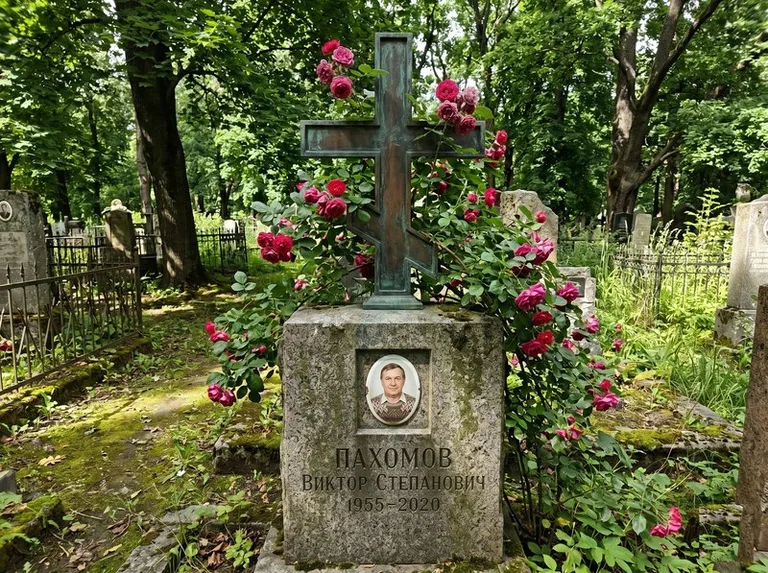 Бронзовый крест с розами на гранитной плите в Москве