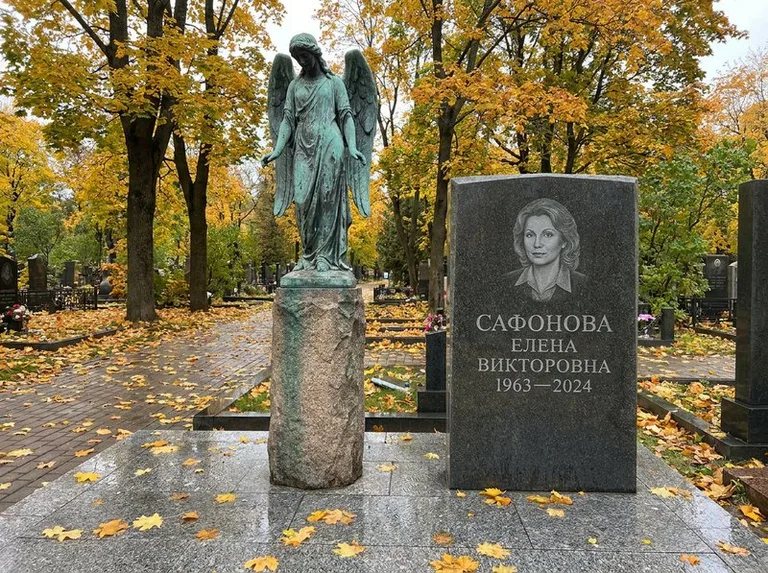 Бронзовый ангел на колонне рядом с памятником в Москве