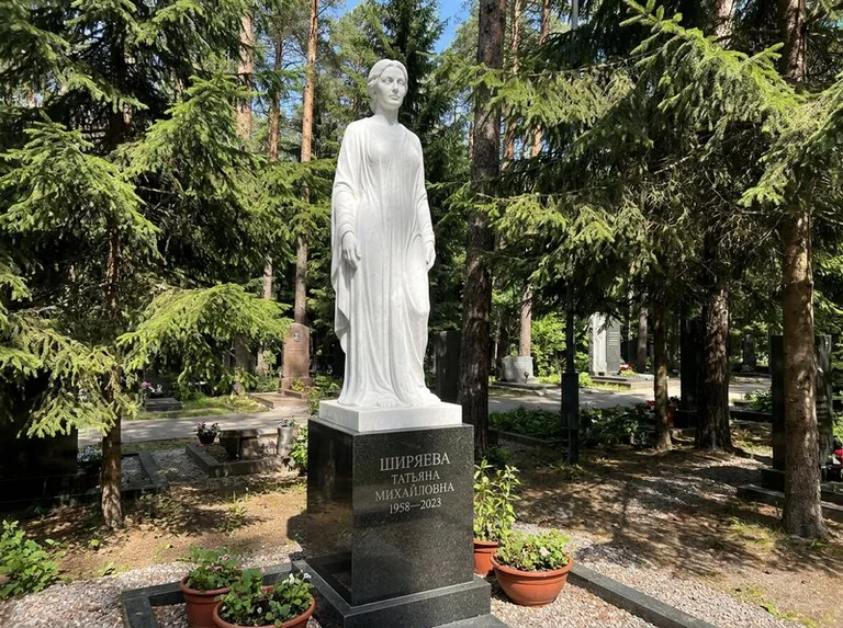 Ростовая женская фигура с портретным сходством на мемориале в Москве