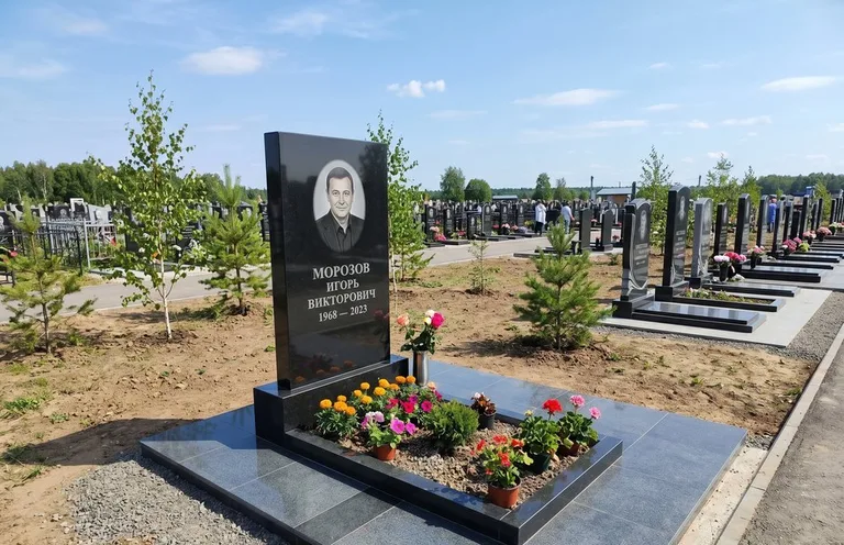 Уборка могилы со скамьёй до и после в Москве