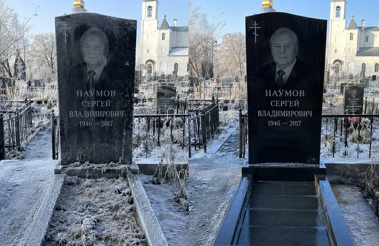 Диптих №18: могила с деревянным крестом и низкой оградкой — выполота трава в Москве